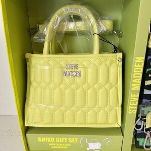 STEVE MADDEN NIKO GIFT SET SATCHEL CROSSBDOY BAG W AIRPOD CASE